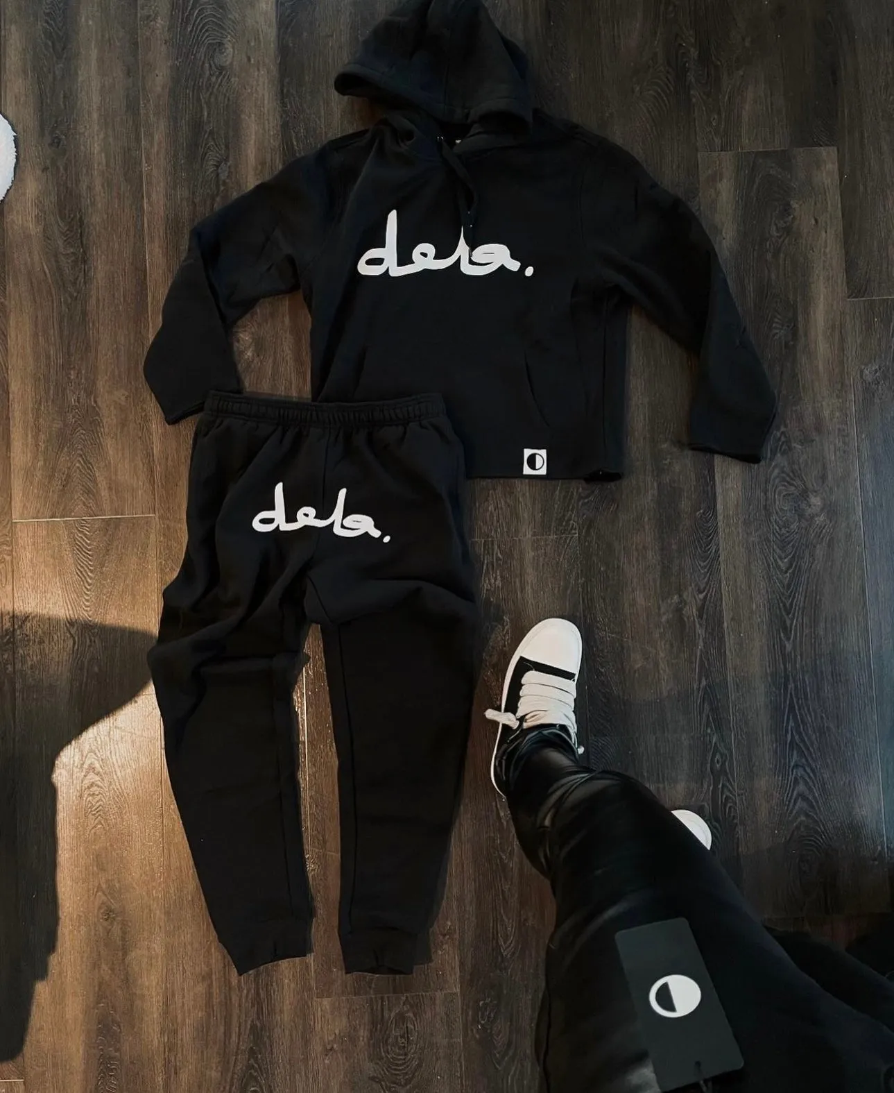 DELA SIGNATURE HOODIE